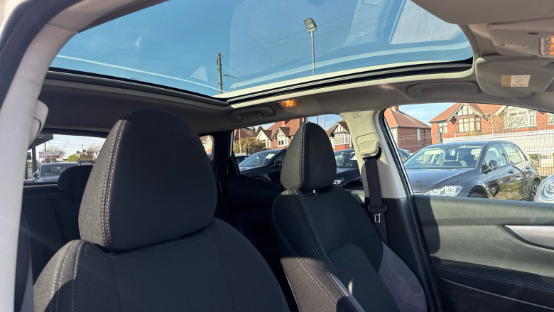 Nissan Qashqai 1.2 DiG-T N-Connecta 5dr Petrol Hatchback